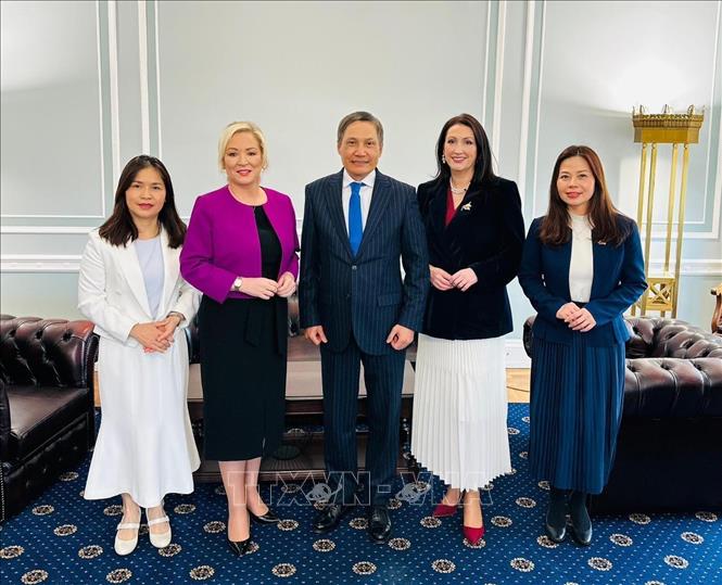 Đoàn công tác của Đại sứ quán Việt Nam tại Vương quốc Anh chụp ảnh cùng Thủ hiến Bắc Ireland Michelle O'Neill và Phó Thủ hiến Emma Little-Pengelly. Ảnh: TTXVN phát