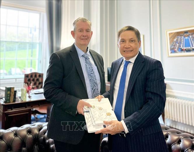 Đại sứ Đỗ Minh Hùng và Chủ tịch Quốc hội Bắc Ireland Edwin Poots. Ảnh: TTXVN phát