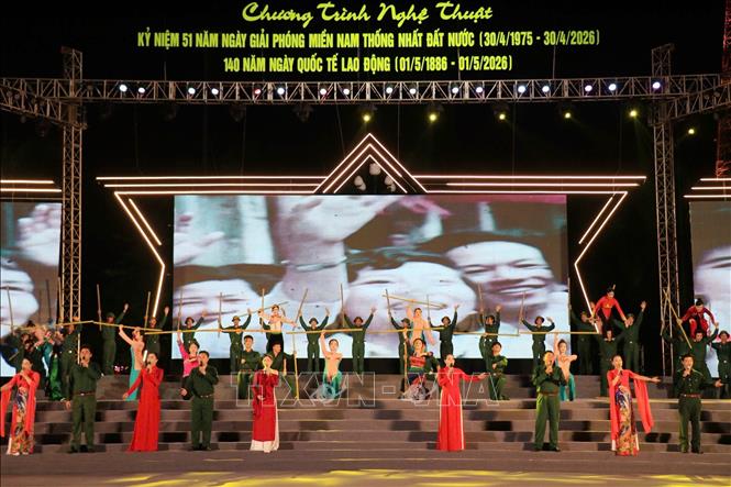 Chương trình nghệ thuật còn tái hiện lịch sử đấu tranh giải phóng dân tộc của quân và dân ta. Ảnh: Đinh Thùy - TTXVN