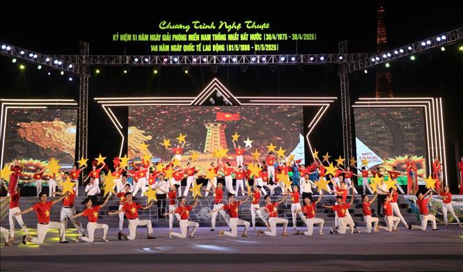 Chương trình nghệ thuật gồm hai phần “Bản hùng ca bất diệt” và “Sắc màu hội tụ”. Ảnh: Đinh Thùy - TTXVN