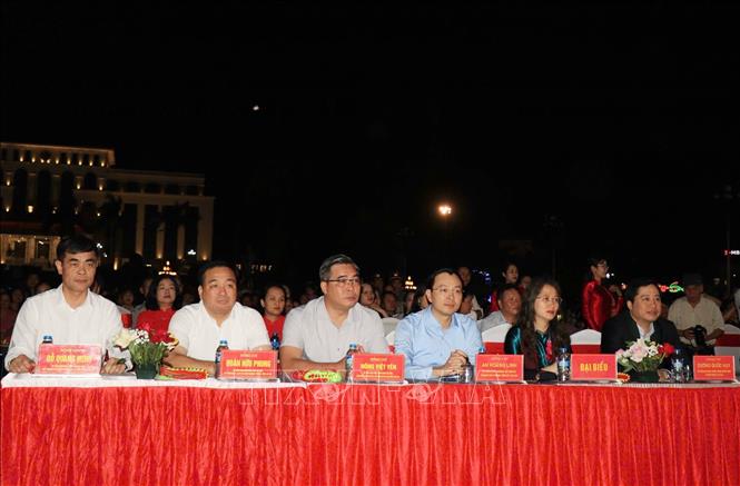 Lãnh đạo tỉnh Lào Cai dự chương trình nghệ thuật. Ảnh: Đinh Thùy - TTXVN