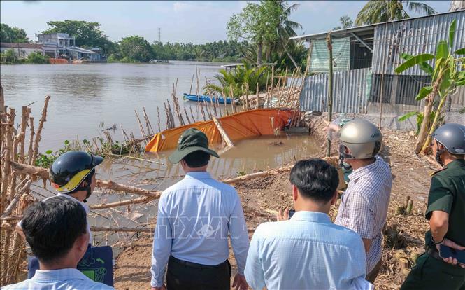 Hiện trường vụ sạt lở ở ấp Phụng An, xã Nhơn Mỹ xảy ra ngày 23/4/2026 khiến giao thông qua khu vực bị chia cắt. Ảnh: Thanh Liêm - TTXVN