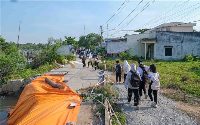 Xã Nhơn Mỹ cần khoảng 6,2 tỷ đồng để gia cố, khắc phục các điểm sạt lở. Với các điểm lớn, xã kiến nghị thành phố hỗ trợ kinh phí xây dựng kè kiên cố để bảo vệ hạ tầng, nhà cửa của người dân. Ảnh: Thanh Liêm - TTXVN