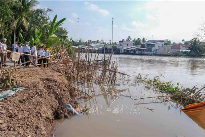 Một điểm sạt lở bờ sông Rạch Mọp, xã Nhơn Mỹ khiến giao thông bị chia cắt. Ảnh: Thanh Liêm - TTXVN