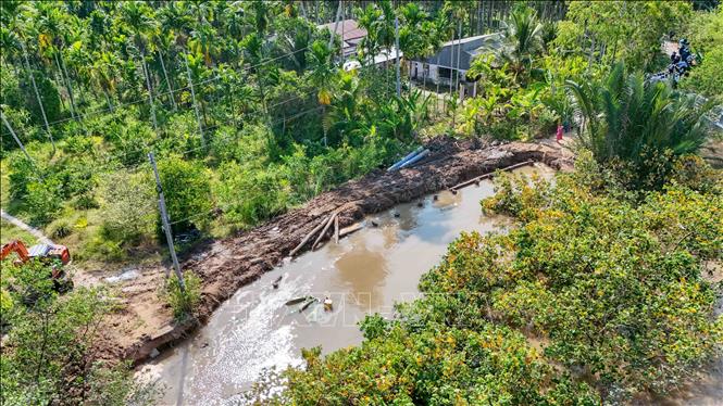 Một tuyến đường giao thông ven sông Rạch Mọp, xã Nhơn Mỹ bị chia cắt do sạt lở. Ảnh: Thanh Liêm - TTXVN