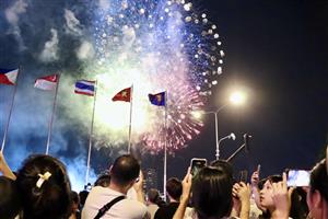TP Hồ Chí Minh rực rỡ pháo hoa, người dân nô nức vui đón đại lễ