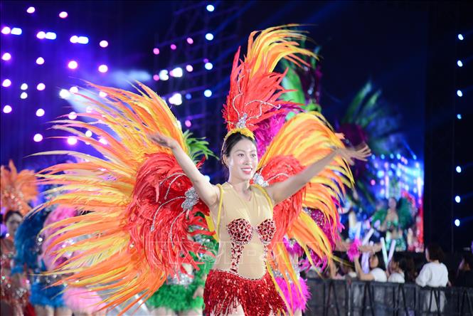 Biểu diễn đường phố, nét đặc trưng của Carnaval Hạ Long. Ảnh: Thanh Vân - TTXVN 