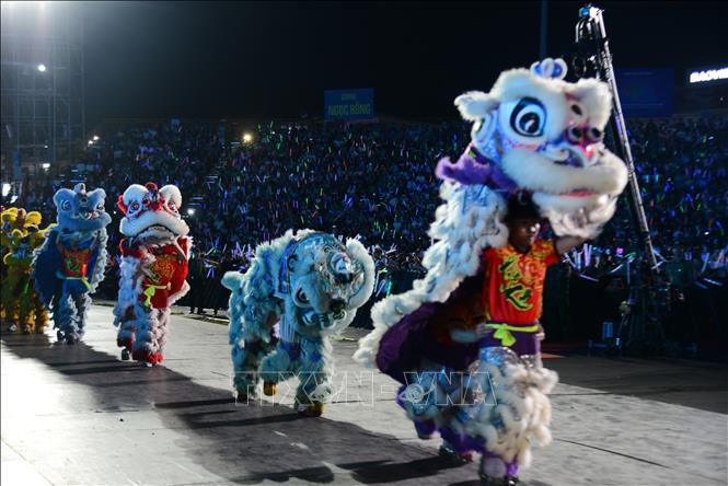 Màn biểu diễn múa lân đầy sắc màu tại Carnaval Hạ Long 2026. Ảnh: Thanh Vân - TTXVN 