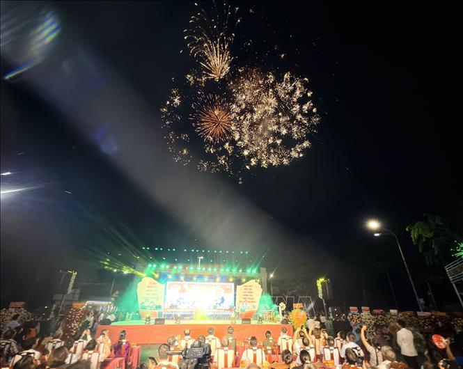 Chương trình văn nghệ và bắn pháo hoa tại phường Đồng Phú. Ảnh: TTXVN