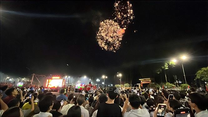 Đông đảo người dân xem bắn pháo hoa tại phường Dầu Giây. Ảnh: TTXVN
