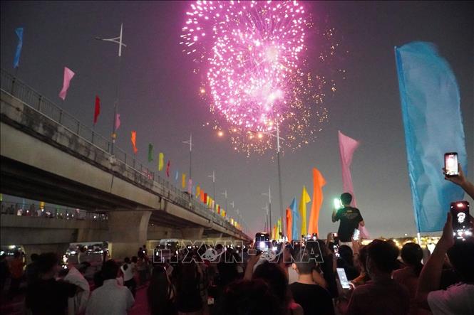 Đông đảo người dân phường Trấn Biên xem bắn pháo hoa. Ảnh: TTXVN