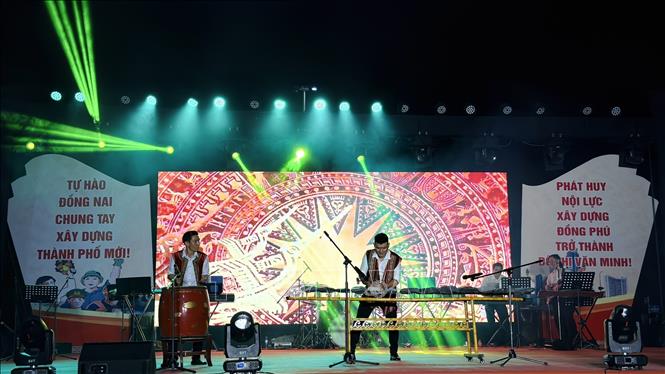 Chương trình văn nghệ tại phường Đồng Phú. Ảnh: TTXVN