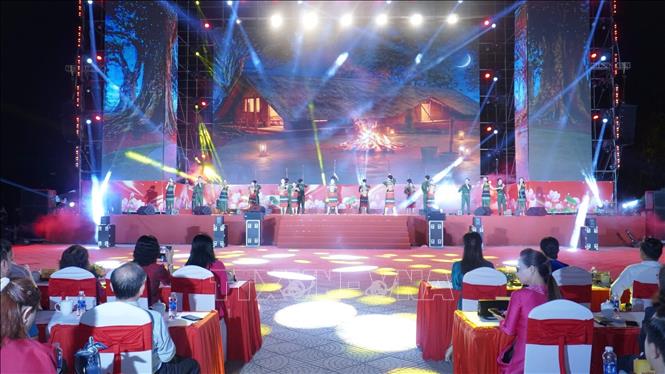 Chương trình văn nghệ tại phường Bình Phước. Ảnh: TTXVN