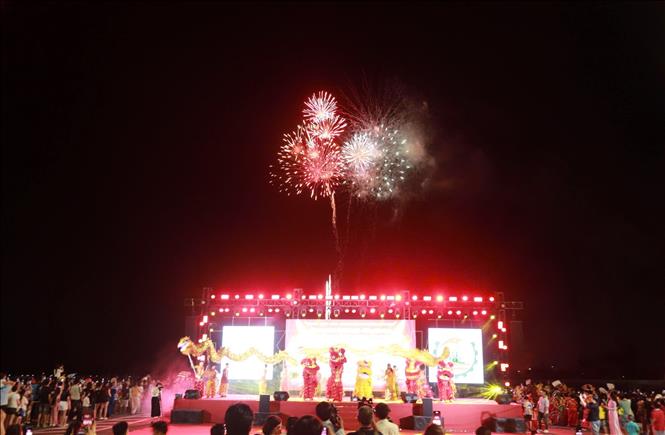 Chương trình văn nghệ và bắn pháo hoa tại phường Nhơn Trạch. Ảnh: TTXVN