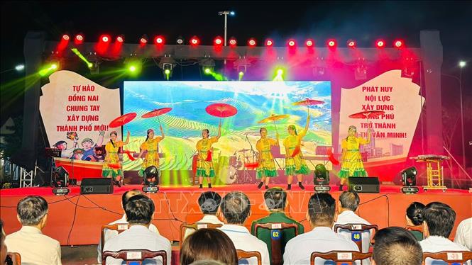 Chương trình văn nghệ tại phường Đồng Phú. Ảnh: TTXVN