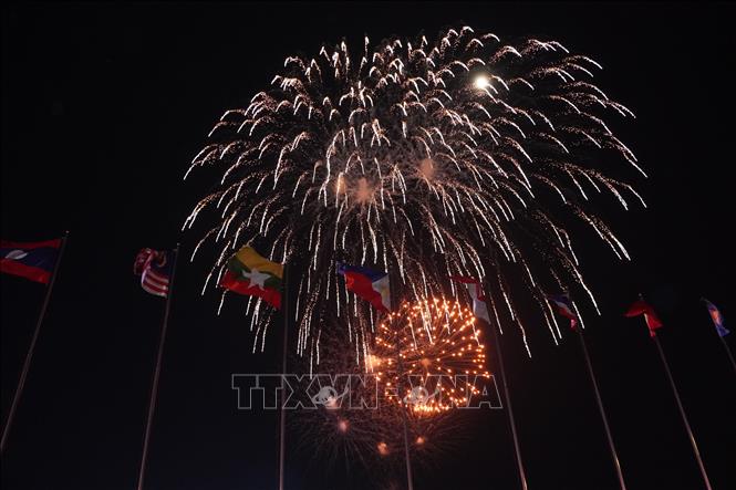 A high-altitude fireworks display at the Saigon River Tunnel entrance (An Khanh Ward), viewed from Nguyen Hue Walking Street. Photo: Trung Tuyen – VNA