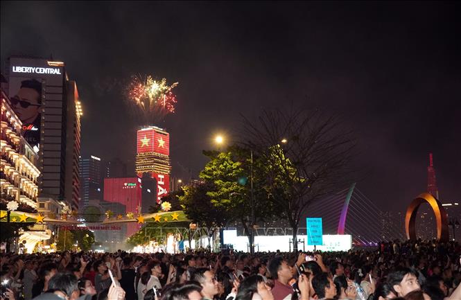 A low-altitude fireworks display at Saigon Marina IFC (Sai Gon Ward) celebrating the Liberation of the South and national reunification. Photo: Trung Tuyen – VNA