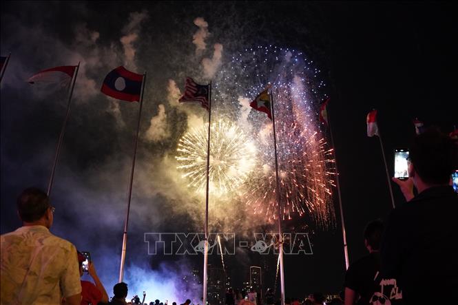 A high-altitude fireworks display at the Saigon River Tunnel entrance (An Khanh Ward), viewed from Nguyen Hue Walking Street. Photo: Trung Tuyen – VNA