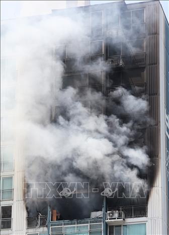 Hiện trường vụ hoả hoạn tại toà chung cư 20 tầng ở thành phố Uiwang, tỉnh Gyeonggi, Hàn Quốc ngày 30/4/2026. Ảnh: Yonhap/TTXVN