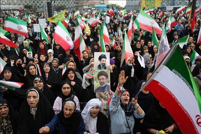 Người dân Iran tuần hành bày tỏ sự ủng hộ đối với Lãnh tụ tối cao Mojtaba Khamenei ở thủ đô Tehran, ngày 29/4/2026. Ảnh: Anadolu Agency/TTXVN