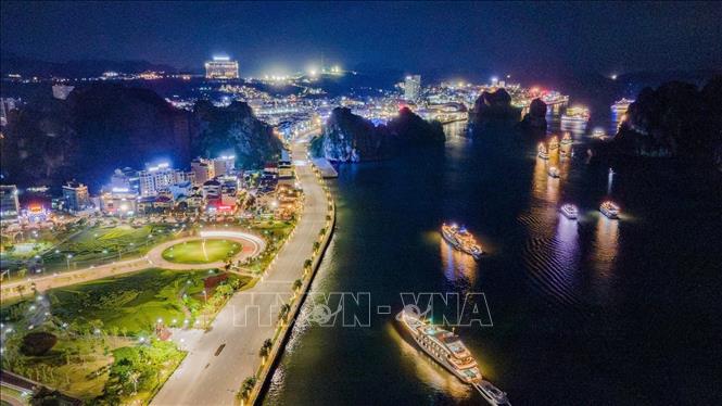 ​Gần 100 con tàu du lịch được trang hoàng lộng lẫy bằng hệ thống đèn nghệ thuật, tạo nên một 