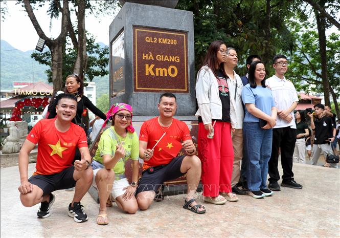 Km0 Hà Giang là điểm đến thu hút đông đảo du khách và người dân. Ảnh: Đức Thọ - TTXVN