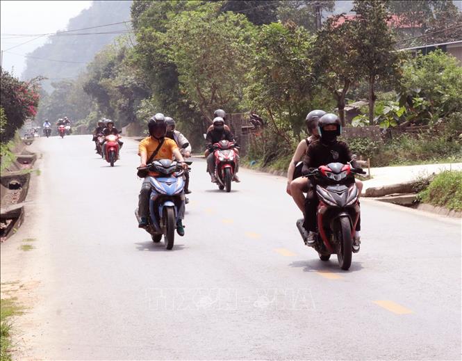 Khách du lịch khám phá Tuyên Quang. Ảnh: Đức Thọ - TTXVN