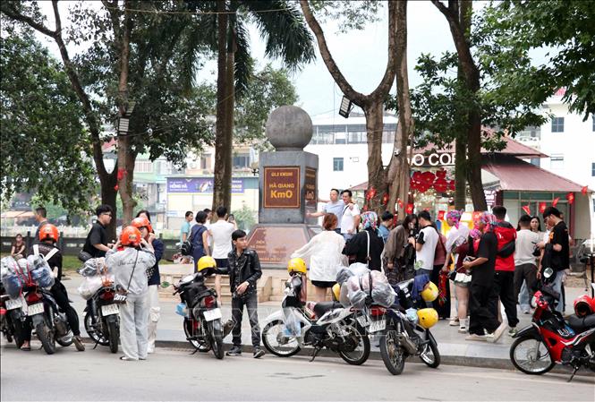 Km0 Hà Giang là điểm đến thu hút đông đảo du khách. Ảnh: Đức Thọ - TTXVN