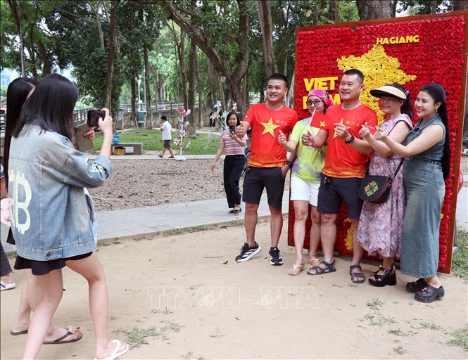 Km0 Hà Giang là điểm đến thu hút đông đảo du khách. Ảnh: Đức Thọ - TTXVN