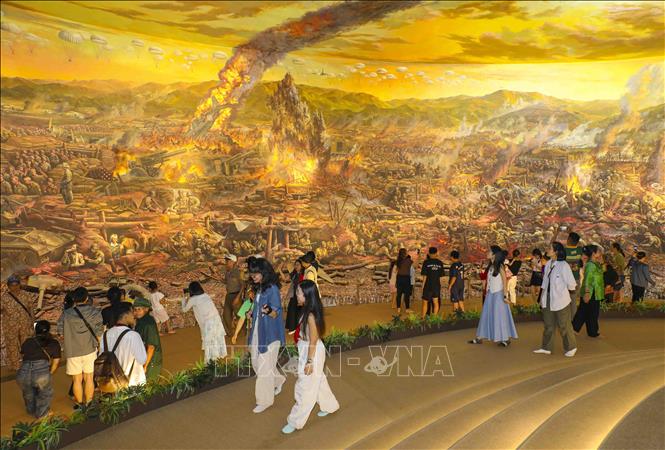 Du khách tham quan bức tranh panorama Chiến dịch Điện Biên Phủ tại Bảo tàng Chiến thắng Điện Biên Phủ. Ảnh: Xuân Tư - TTXVN