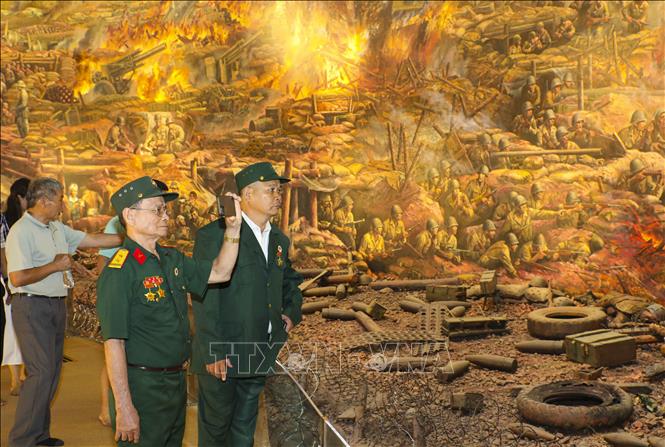 Cựu chiến binh tham quan bức tranh panorama Chiến dịch Điện Biên Phủ tại Bảo tàng Chiến thắng Điện Biên Phủ. Ảnh: Xuân Tư - TTXVN