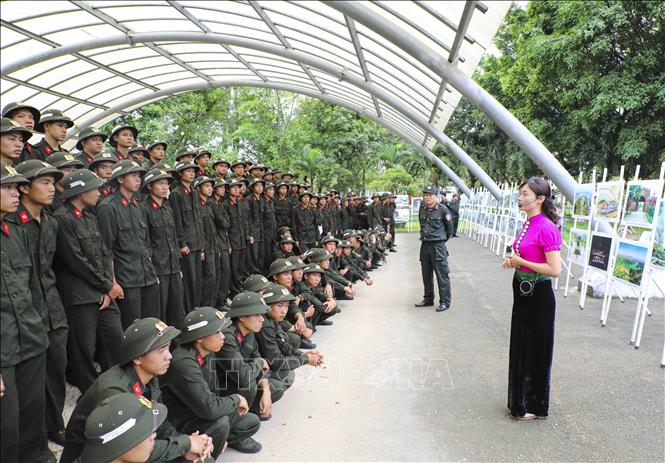 Hướng dẫn viên cho các chiến sĩ tham quan Di tích Hầm De Castrie. Ảnh: Xuân Tư - TTXVN