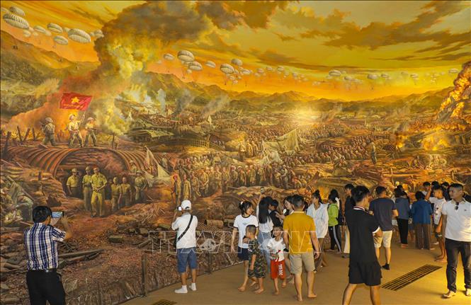 Du khách tham quan bức tranh panorama Chiến dịch Điện Biên Phủ tại Bảo tàng Chiến thắng Điện Biên Phủ. Ảnh: Xuân Tư - TTXVN