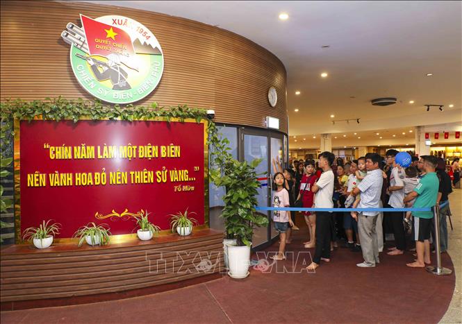 Đông đảo du khách xếp hàng để vào xem bức tranh panorama Chiến dịch Điện Biên Phủ. Ảnh: Xuân Tư - TTXVN