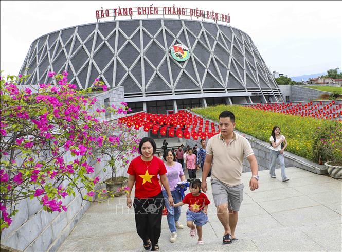 Đông đảo du khách đến tham quan Bảo tàng Chiến thắng Điện Biên Phủ. Ảnh: Xuân Tư - TTXVN