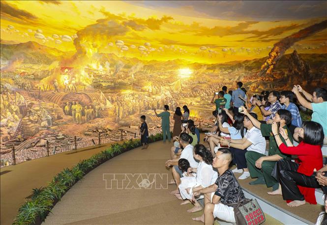 Du khách tham quan, chiêm ngưỡng bức tranh panorama Chiến dịch Điện Biên Phủ tại Bảo tàng Chiến thắng Điện Biên Phủ. Ảnh: Xuân Tư - TTXVN