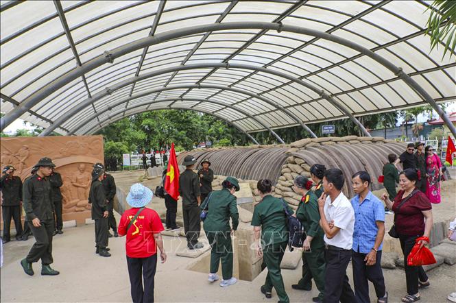 Đông đảo du khách tham quan Di tích Hầm De Castrie. Ảnh: Xuân Tư - TTXVN