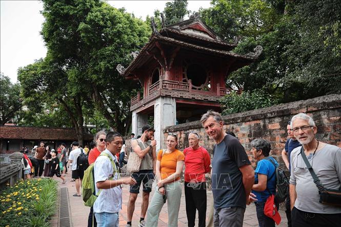 Foreign tourists visit Van Mieu-Quoc Tu Giam (Temple of Literature) in Hanoi. VNA Photo