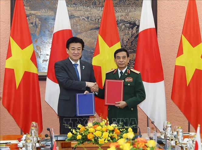 Bộ trưởng Quốc phòng Phan Văn Giang và Bộ trưởng Quốc phòng Nhật Bản Kihara Minoru trao đổi Thư thoả thuận và Biên bản thực hiện việc Nhật Bản chuyển giao 02 xe vận chuyển vật liệu đa năng phục vụ công tác cứu hộ cứu nạn (Hà Nội, 6/8/2024). Ảnh: Trọng Đức - TTXVN