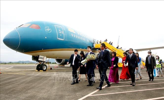 Chiều 16/11/2023, chuyến bay đầu tiên kết nối tỉnh Hokkaido (Nhật Bản) và tỉnh Quảng Ninh - 2 địa phương giàu tiềm năng du lịch của hai nước, đã hạ cánh xuống Cảng hàng không quốc tế Vân Đồn. Ảnh: TTXVN phát