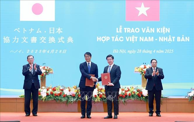 Thủ tướng Phạm Minh Chính và Thủ tướng Nhật Bản Ishiba Shigeru chứng kiến lễ trao Bản thỏa thuận khung về việc dạy tiếng Nhật ở trường phổ thông Việt Nam giữa Bộ Giáo dục và Đào tạo và Đại sứ quán Nhật Bản tại Việt Nam (Hà Nội, 28/4/2025). Ảnh: Dương Giang - TTXVN