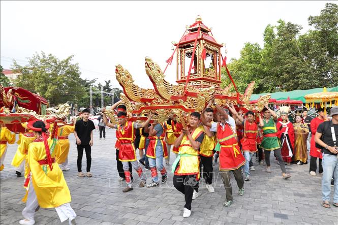 Nghi thức rước kiệu tại lễ hội. Ảnh: Đức Phương - TTXVN