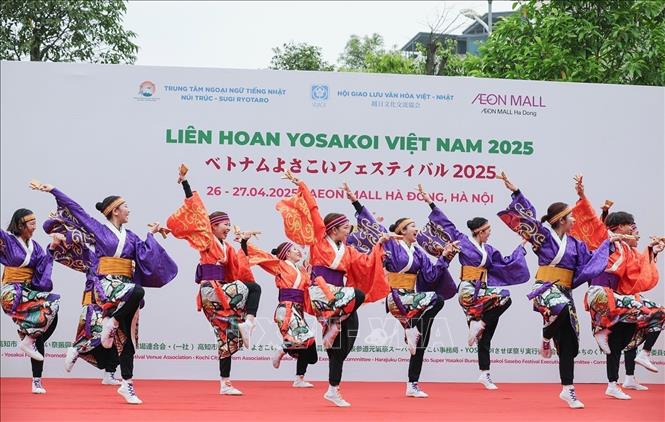 Màn trình diễn múa Yosakoi của câu lạc bộ đến từ Nhật Bản tại Hà Nội, ngày 26/4/2025. Ảnh: Khánh Hoà - TTXVN