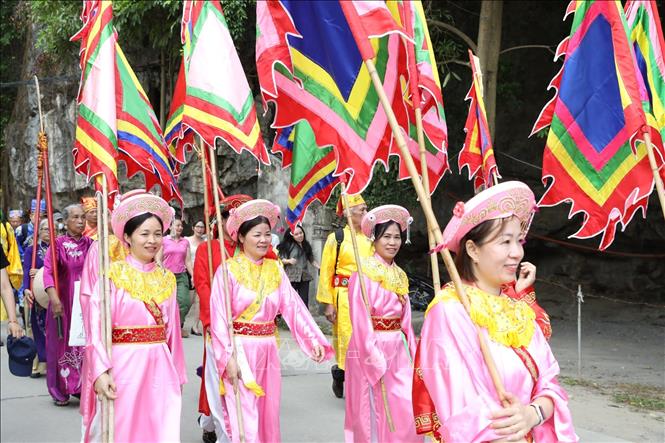 Nghi thức rước kiệu từ Đình Các tới Đền Thái Vi tại lễ hội. Ảnh: Đức Phương - TTXVN