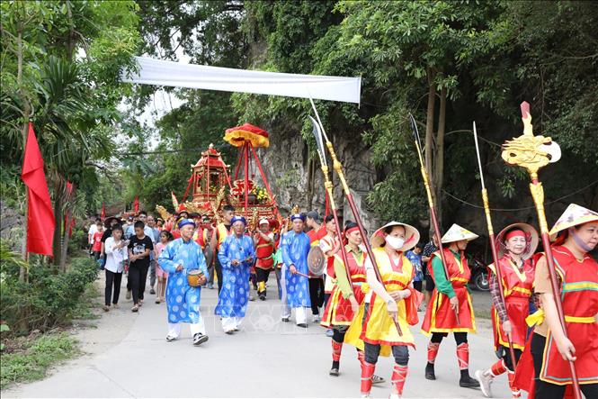 Nghi thức rước kiệu từ Đình Các tới Đền Thái Vi tại lễ hội. Ảnh: Đức Phương - TTXVN