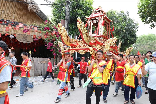 Nghi thức rước kiệu từ Đình Các tới Đền Thái Vi tại lễ hội. Ảnh: Đức Phương - TTXVN