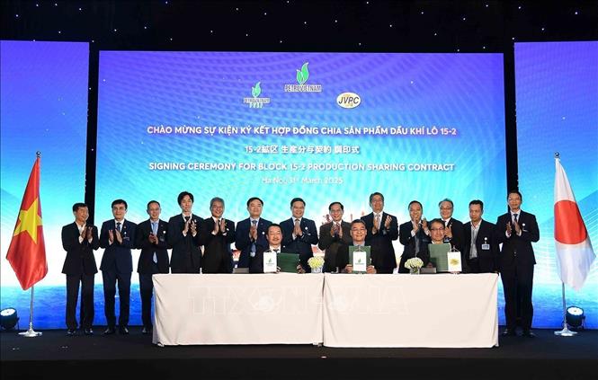 Tập đoàn Công nghiệp Năng lượng Quốc gia (PetroVietnam) cùng tổ hợp nhà thầu Tổng Công ty thăm dò khai thác dầu khí (PVEP) và Công ty dầu khí Nhật Việt (JVPC) ký kết Hợp đồng chia sẻ sản phẩm đối với Lô 15-2, bể Cửu Long (Hà Nội, 31/3/2025). Ảnh: TTXVN 
