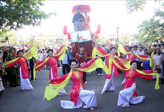 Tái hiện đám rước Công nữ Ngọc Hoa và thương nhân Araki Sotaro tại Chương trình giao lưu văn hóa Hội An - Nhật Bản lần thứ 20, năm 2024 ở Hội An (2-4/8/2024). Ảnh: Trịnh Bang Nhiệm - TTXVN