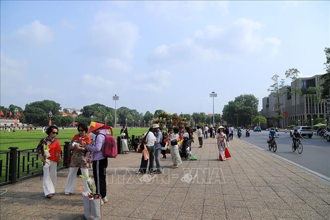 Quảng trường Ba Đình là nơi thu hút người dân đến 