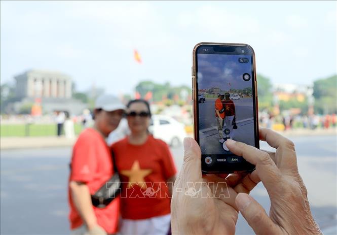 Người dân chụp ảnh lưu giữ những khoảnh khắc đẹp tại Quảng trường Ba Đình. Ảnh: Tuấn Anh - TTXVN